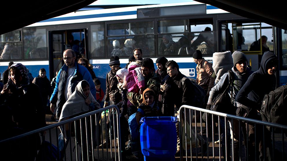 Trötta människor på flykt anlände tidigare i veckan till ett registreringscenter i Optovac i Kroatien.