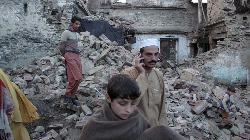Jordbävningen kändes även i Pakistan där människor sprang ut på gatan när byggnader började rasa.