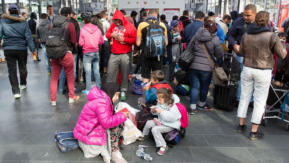 De flyktingar som nu kommer till Sverige kommer att få sina ansökningar prövade i enlighet med de nya reglerna.