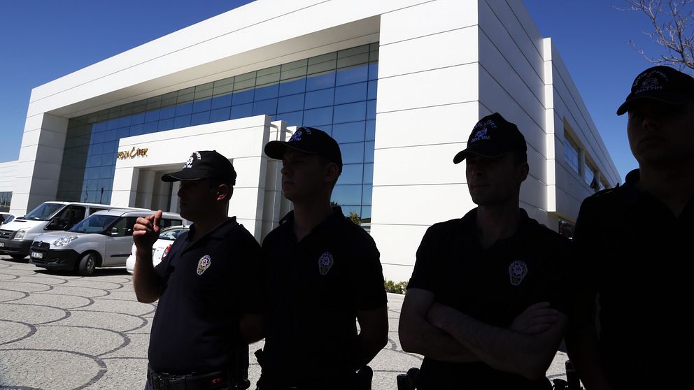 Turkisk polis utanför det regimkritiska mediebolaget Koza-Ipek vid en stormning tidigare under hösten.