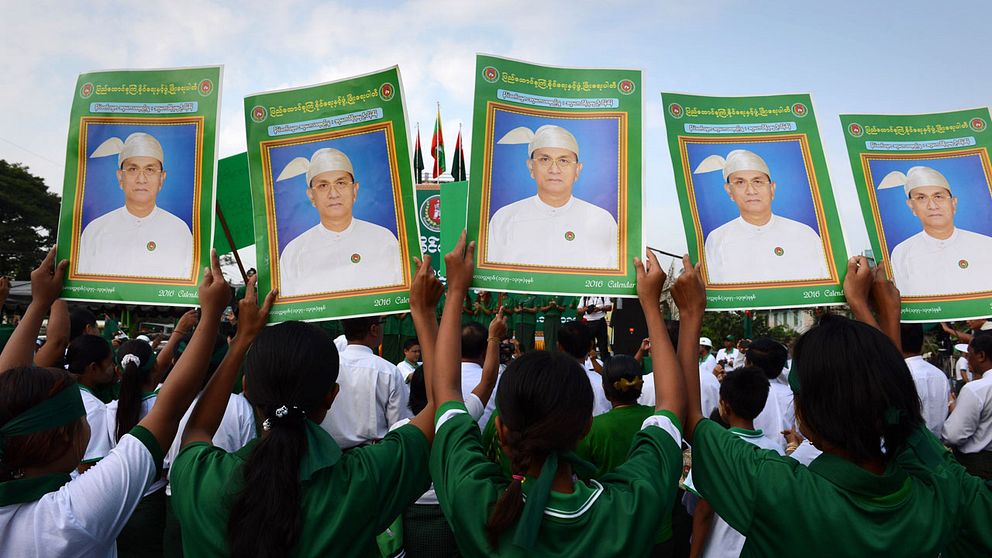 Anhängare till det militärstyrda regeringspartiet USDP med bild på presidenten, förre generalen Thein Sein