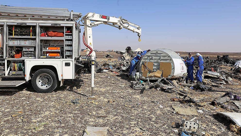 Ryska experter vid vraket av passagerarplanet som störtade i Sinaiöknen i Egypten.