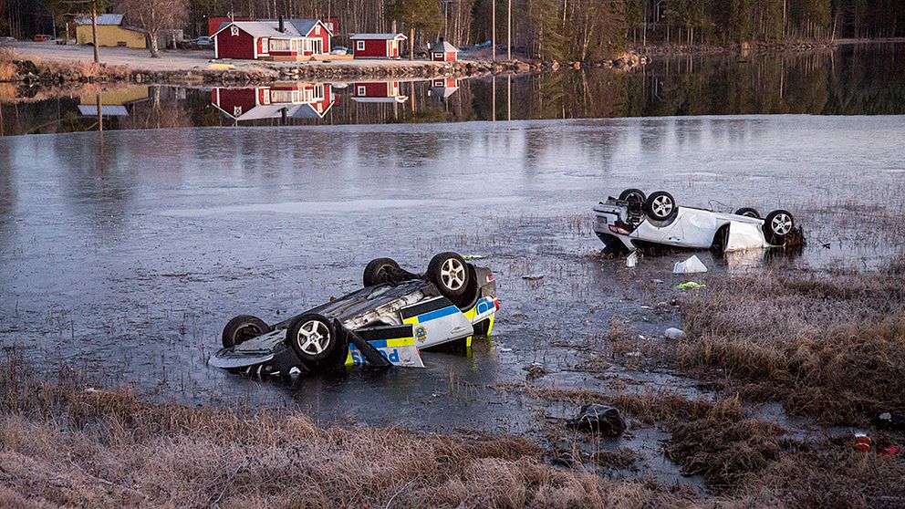Polisbilen och den jagade bilden i vattnet efter dödsolyckan i Fredrika.