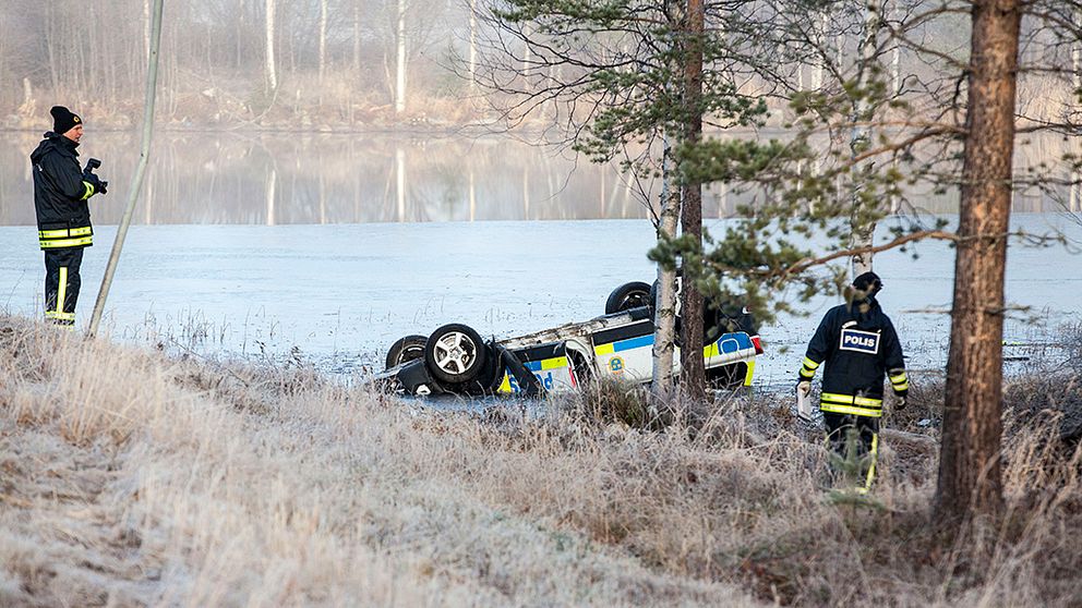 En polis omkom och ytterligare en polis skadades allvarligt i samband med en biljakt som slutade i Fredrika, i Västerbotten.