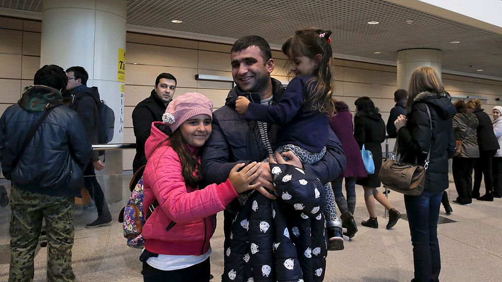 En pappa möter sina döttrar på Domodedovo-flygplatsen utanför Moskva efter att de flygits hem från Egypten.