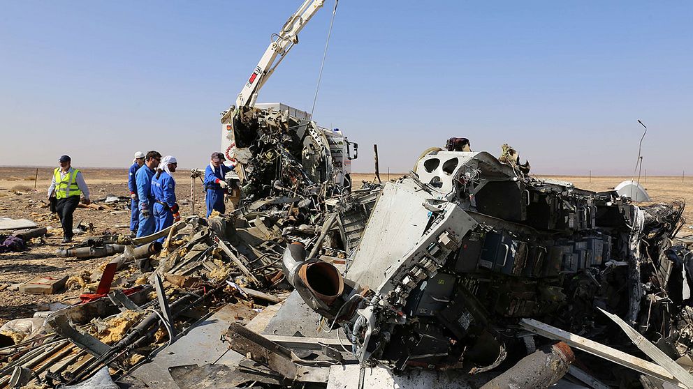 Den ryska säkerhetstjänsten bekräftar nu att det var en bomb som sprängde flygplanet i Egypten, skriver Reuters.