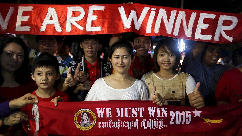 Anhängare till Aung San Suu Kyis parti Nationella demokratiförbundet (NLD), har samlats utanför partiets högkvarter i Rangoon, Burma.