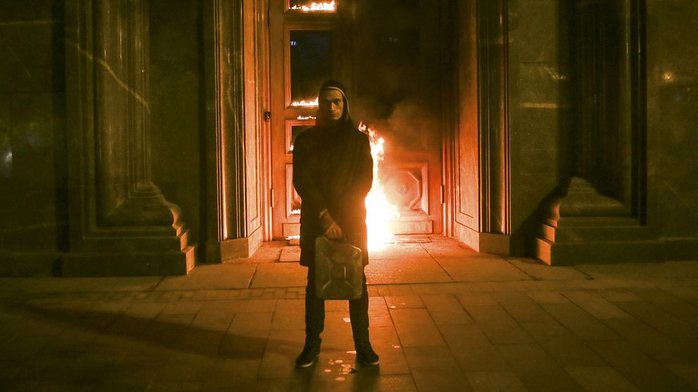 Konstnären Pjotr Pavlenskij utför ett eldperformance på den ryska säkerhetstjänstens högkvarter.