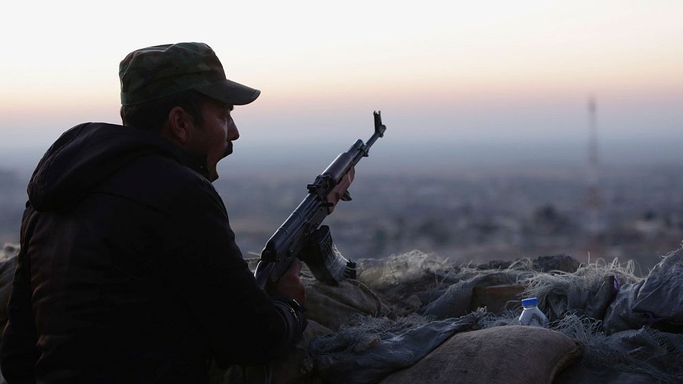 En kurdisk peshmergasoldat vid fronten i Sinjar.