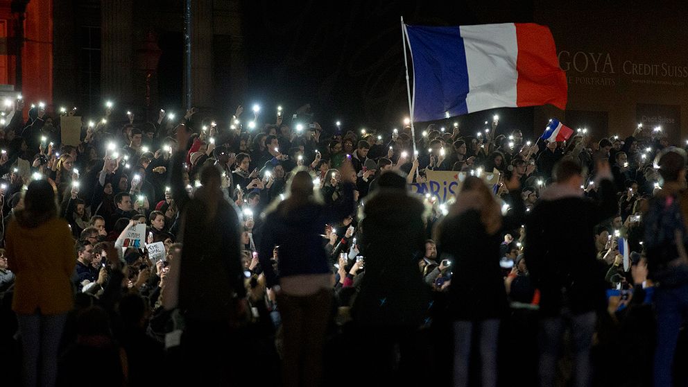 På flera håll runt om i världen har folk hedrat de som drabbades av terrordåden i Paris. Sent på lördagskvällen kom uppgifter från AFP om att fadern och brodern till en av självmordsbombarna som gick in på Bataclan har frihetsberövat.