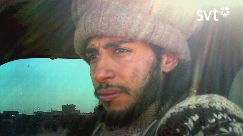 Abdelhamid Abaaoud, pekas ut som hjärnan bakom attackerna i Paris. En video visar brutala dåd som han tidigare gjort sig skyldig till. VARNING FÖR STARKA BILDER!