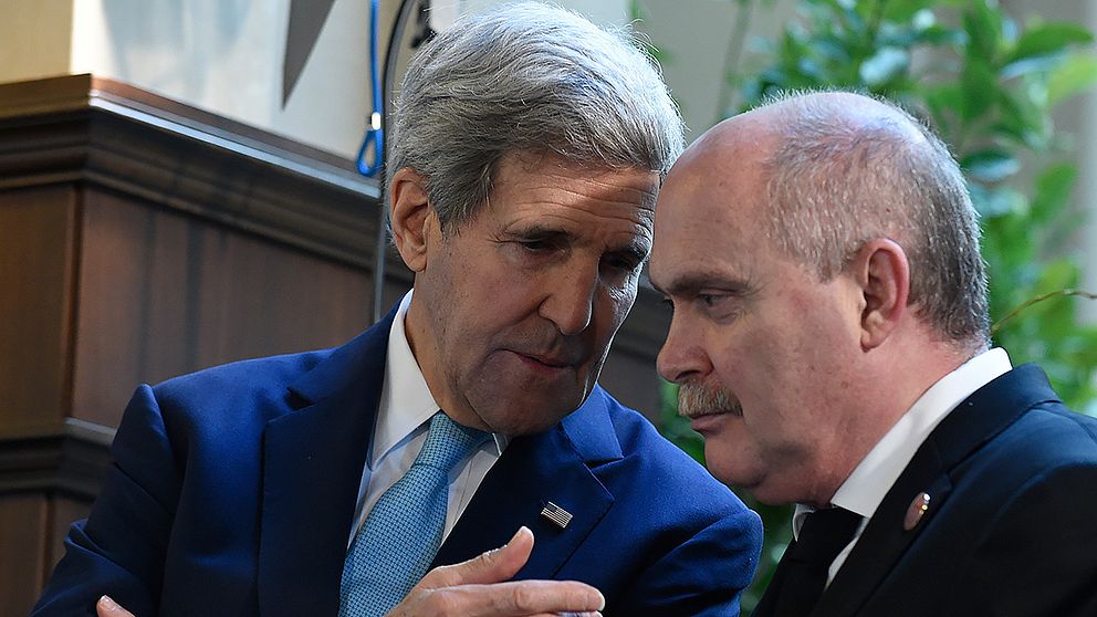 USA:s utrikesminister John Kerry och Turkiets utrikesminister Feridun Sinirlioglu samtalar under veckans G20-möte i Antalya, Turkiet.