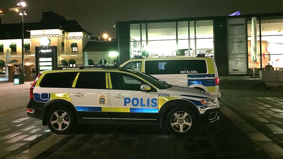 Utposterade polisbilar i centrala Uppsala.