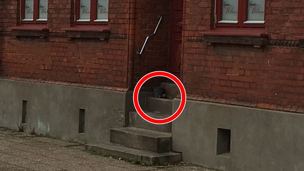 Den misstänkta handgranaten ligger utanför dörr tillhörande Klara Hotell. Bakom granaten står en kruka.