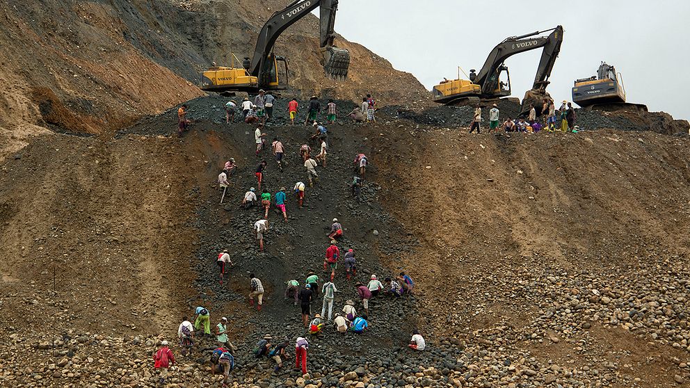 Burmeser letar efter jade i dumpat restmaterial från gruvdrift i Hpakant, samma område där raset inträffade.
