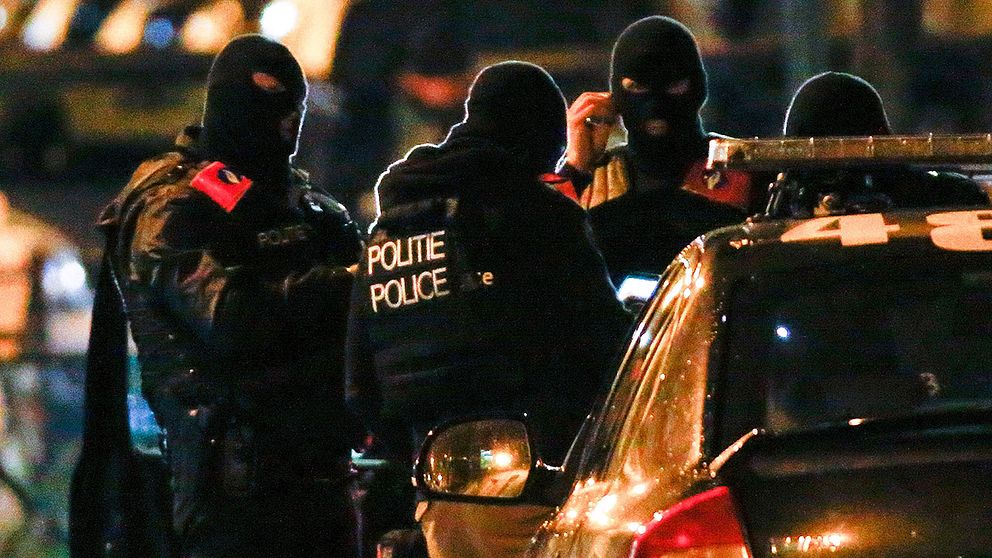 Gator spärrades av under en större polisinsats i Bryssels centrala delar på söndagkvällen.