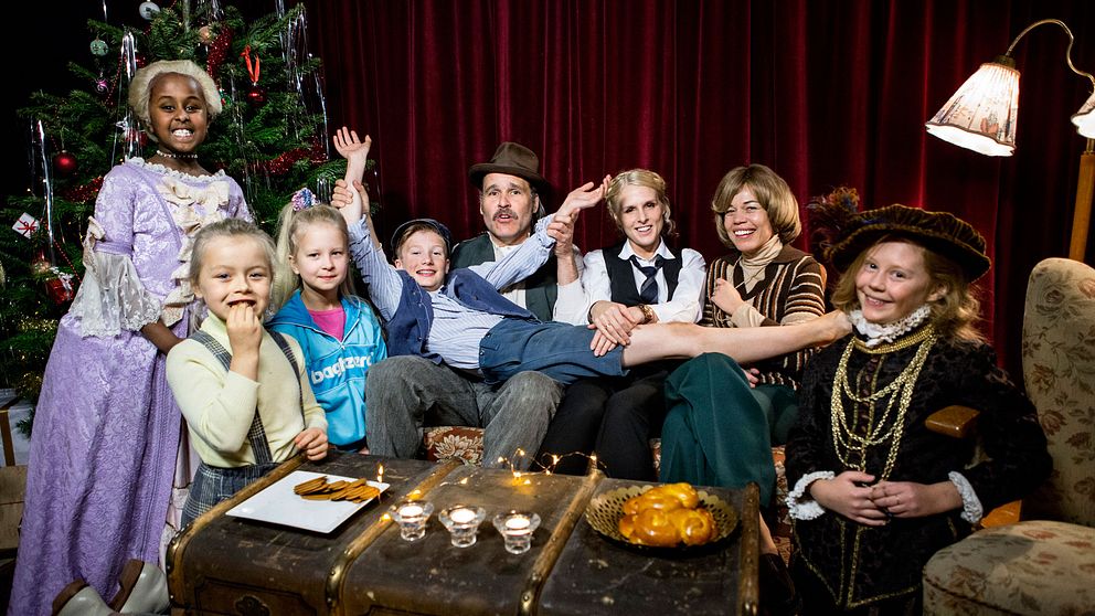 Erik Haag, Karin af Klintberg och Lotta Lundgren i soffan tillsammans med barnskådespelarna.