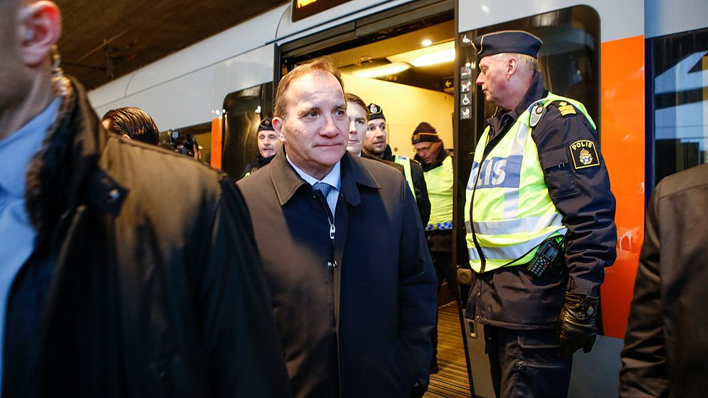 Statsminister Stefan Löfven besöker gränskontrollen vid Hyllie station i Malmö för att träffa gränspolisen som berättar hur gränskontrollerna fungerar.