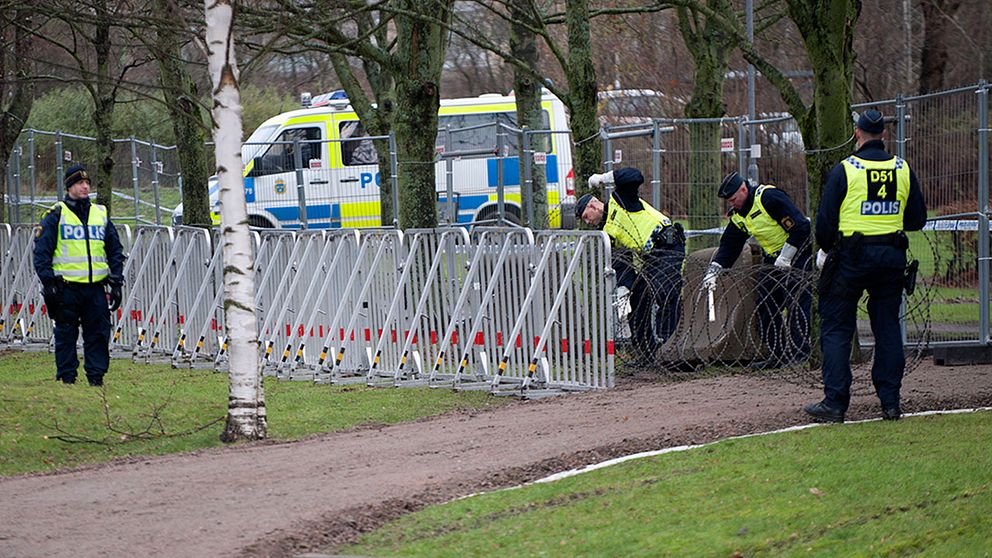 Massiv polisinsats inför demonstration mot SD | SVT Nyheter