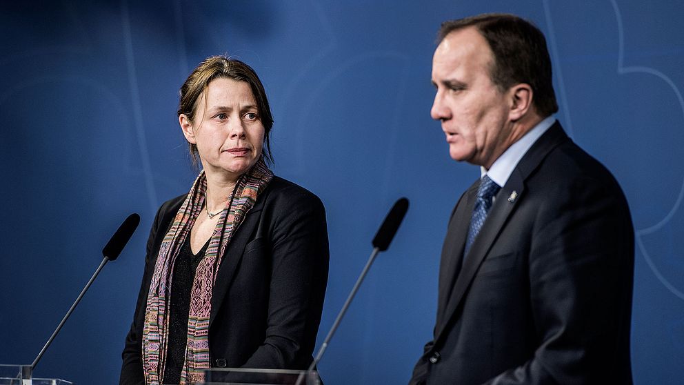 Åsa Romson (MP) och Stefan Löfven (S) under presskonferensen då den nya hårdare migrationsöverenskommelsen presenterades.