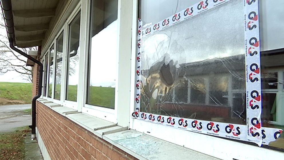 Hål i fönster på Lagaholmsskolan i Laholm där en molotovcocktail kastats genom fönstret