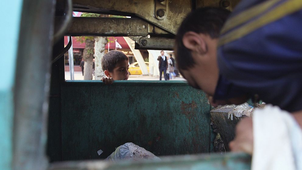För sju kronor om dagen samlar Muhammed, 16 år, sopor tillsammans med hans sexårige lillebror Saleh.