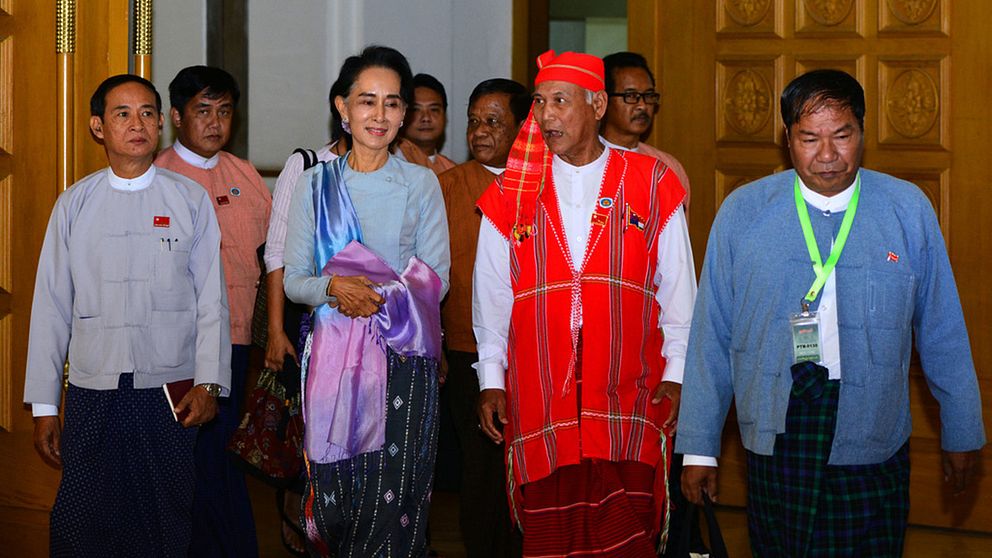 Aung San Suu Kyi och andra ledare för hennes parti NLD