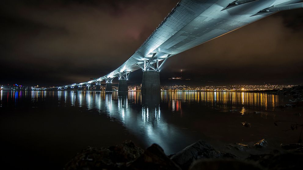 Sundsvallsbron upplyst på natten