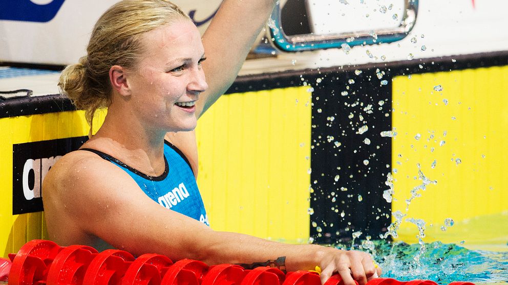 Sarah Sjöström firar guldet på 100 meter fritt.