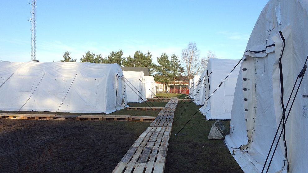 De första flyktingarna väntas flytta in under måndagseftermiddagen.