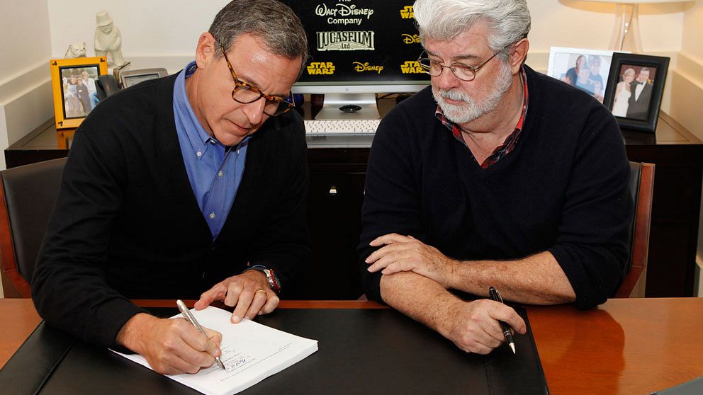 Disneys Robert Iger och George Lucas signerar kontraktet. Foto: Scanpix