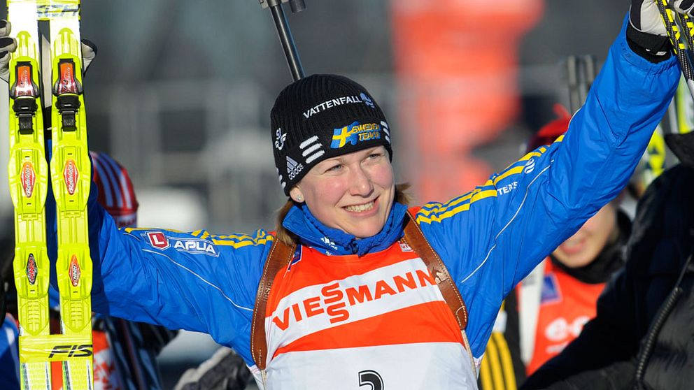 En glad Helena Ekholm höjer armarna.