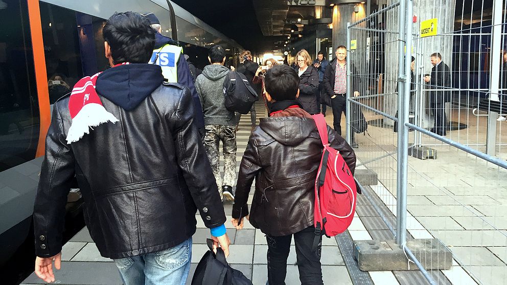 Ensamkommande flyktingbarn anländer till Hyllie station i Malmö. Under årets första elva månader anvisades nästan 27 000 ensamkommande barn och ungdomar till kommunerna