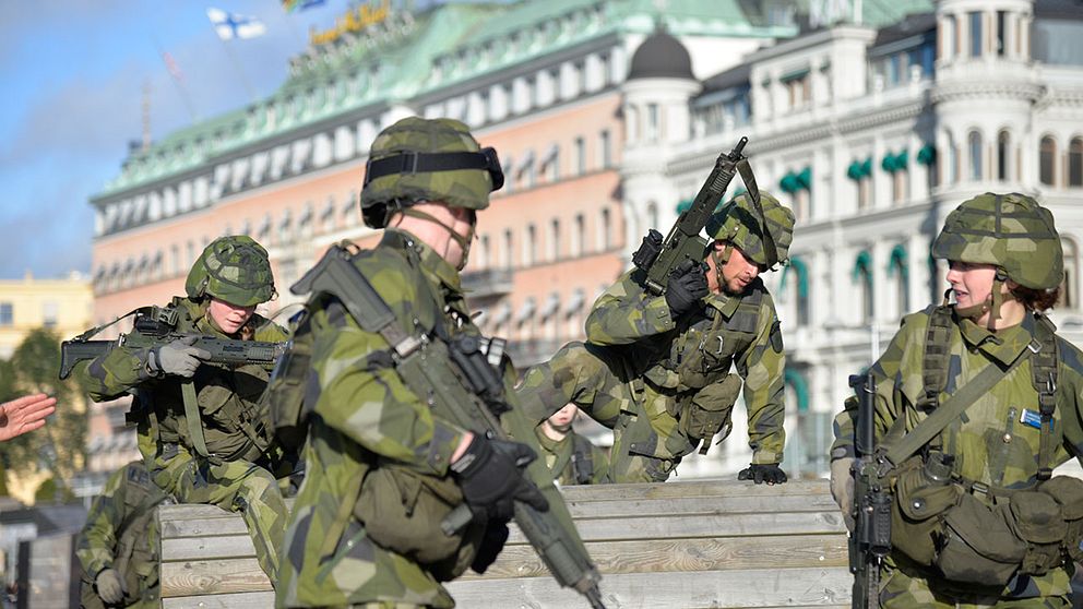 Soldater från Livgardet övar i centrala Stockholm.