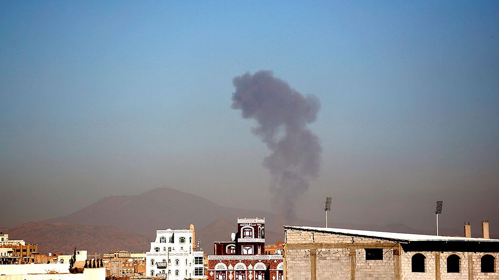 Rök stiger över Jemens rebellkontrollerade huvudstad Sanaa efter flygangrepp av den saudiledda koalitionen i lördags.