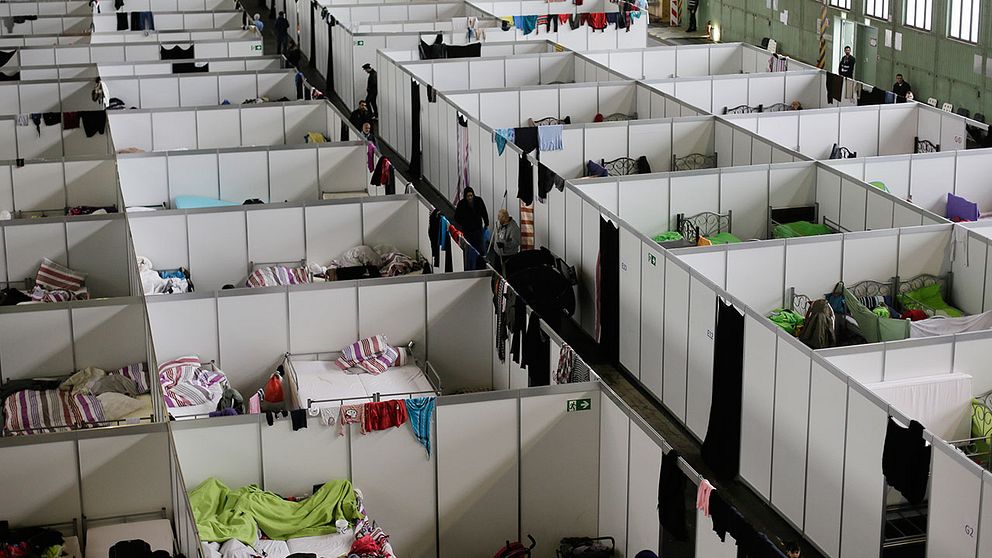 Provisoriska rum har satts upp i ett flyktingboende i den nedlagda flygplatsen Tempelhof i Berlin. Under årets första elva månader har Tyskland tagit emot 965.000 asylsökande.