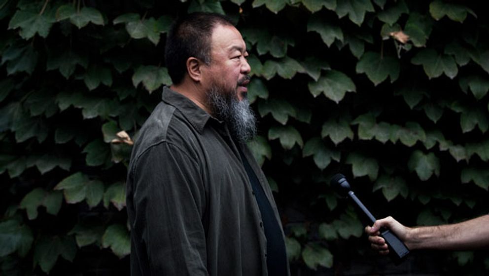 Ai Weiwei ger tillbaka pengar till fansen.