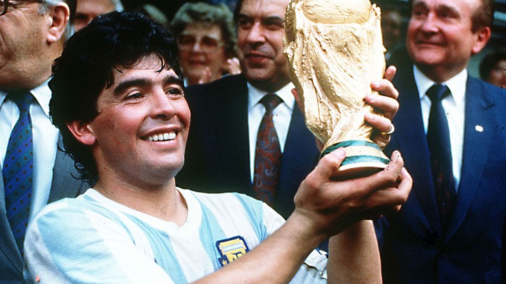 Diego Maradona med bucklan efter Argentinas guldseger i Mexiko-VM.
