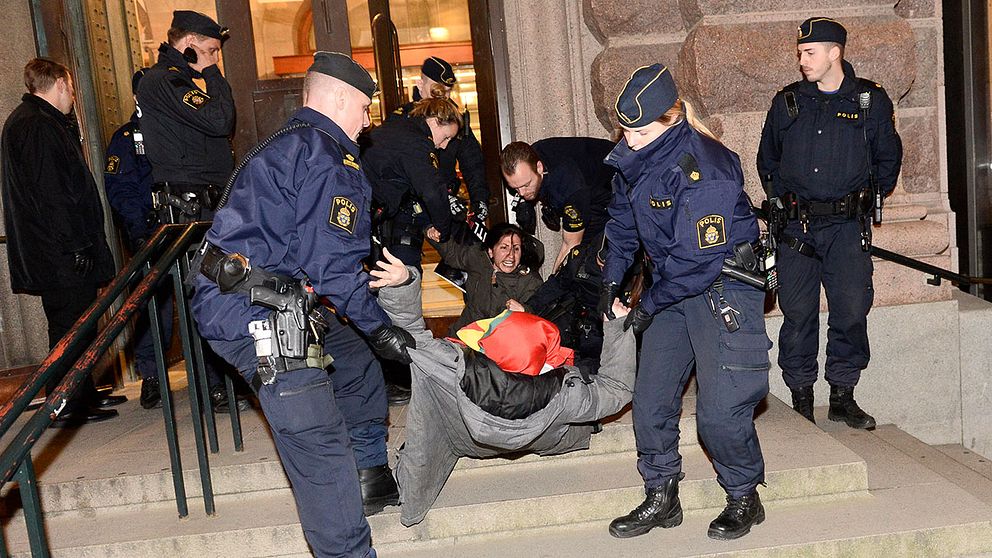 Demonstranter trängde sig in i riksdagshusets ingång.