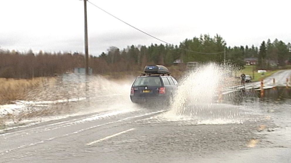 Flera vägar i Norrbotten svämmades över när regnet vräkte ner i början av oktober. Så här såg det ut utanför Boden den 8 oktober.
