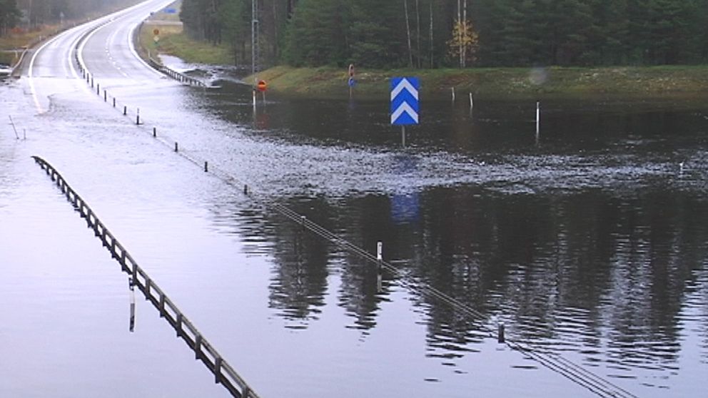 Nära meterdjupt vatten på E4:an vid Byske norr om Skellefteå i Norrbotten den 8 oktober.