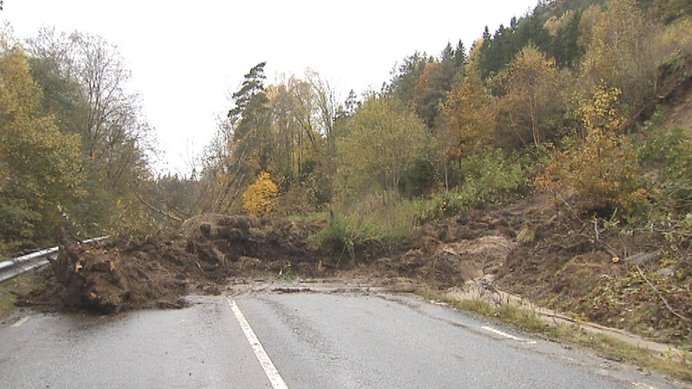 Länsväg 174 blockerades vid Holma utanför Dingle i Bohuslän efter ett lerskred den 18 oktober.