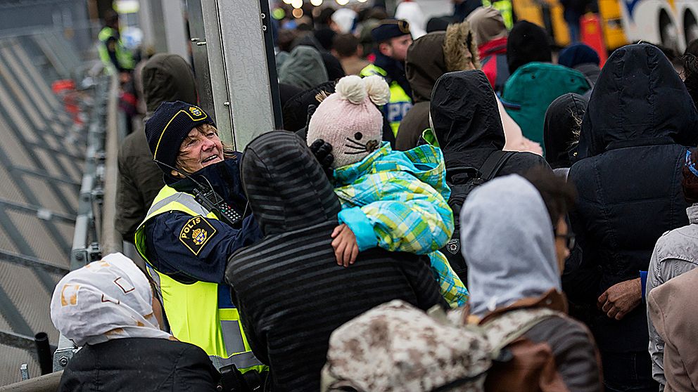 En bild av Sverige 2015: Flyktingar trängs utanför Malmö sedan Sverige infört gränskontroller.