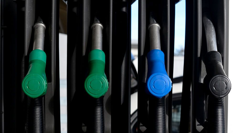 Bränslepump med pumpmunstycken för bensin, etanol och diesel på en bensinstation. Foto: Scanpix