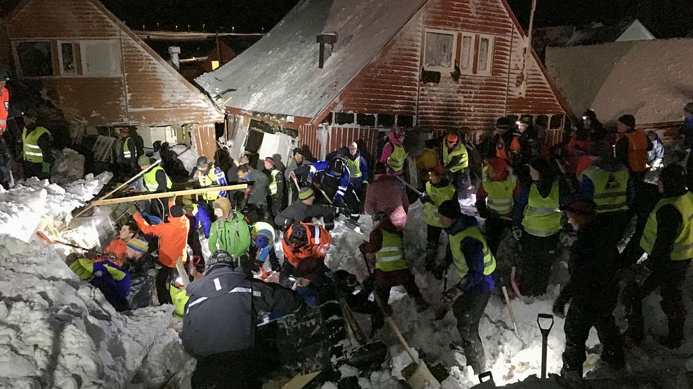 Räddningspersonal söker efter människor efter att ett snöras träffat tio hus i Longyearbyen på Svalbard.