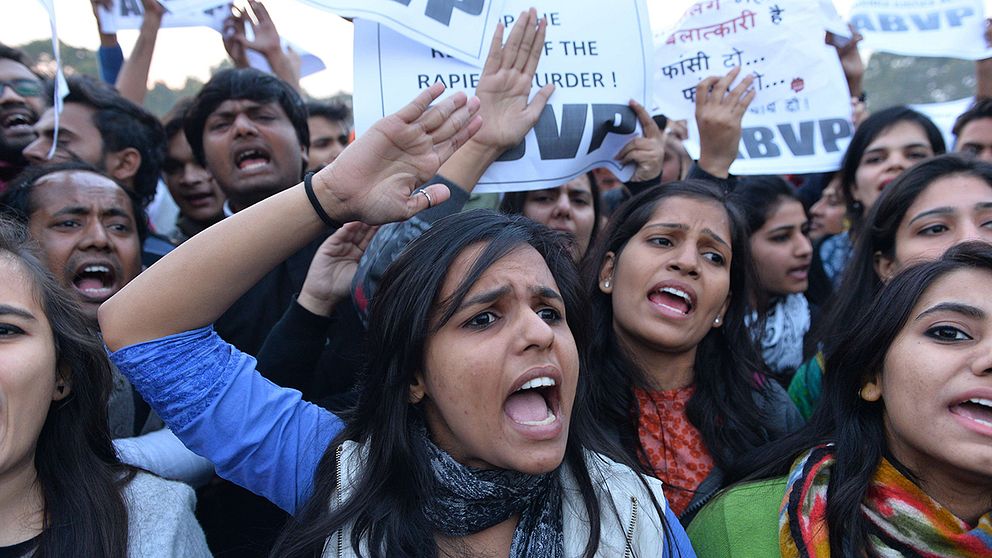 På söndagen släpptes en av de män som genomförde en brutal våldtäkt på en kvinna ombord på en buss i Indien, 2012. Mannen har suttit i fängelse i tre år och frisläppandet möttes av stora protester.