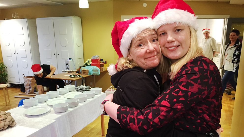 Charlotte Swenson och Marina Sjöquist har ordnat julbordet för alla.