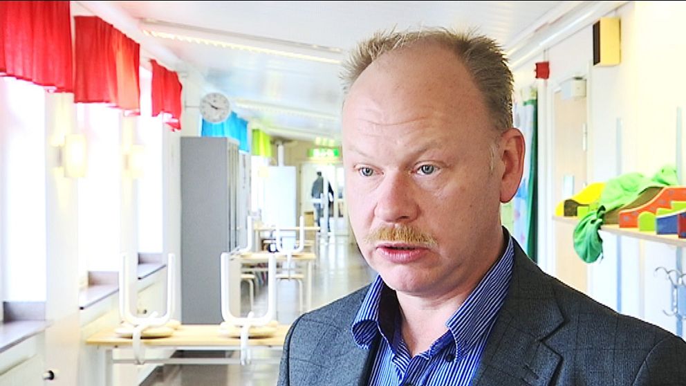 Rektorn Bengt Svensson får lämna Knäredsskolan efter en turbulent hösttermin.