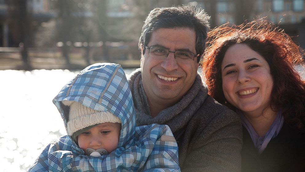Roozbeh, hans hustru Sara och deras son Abtin är jublande glada efter beskedet om att ges skydd i Sverige.