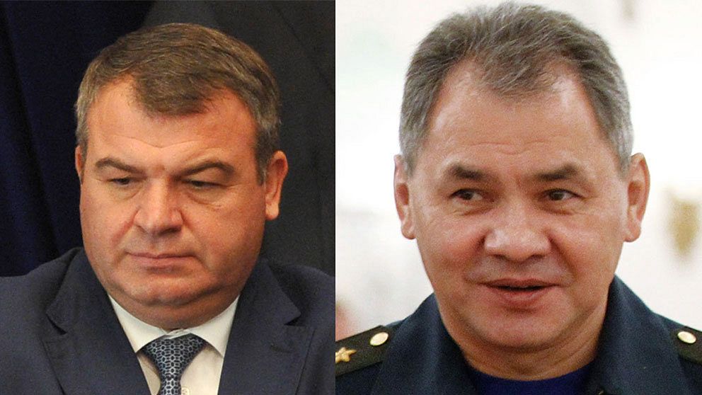 Avgående försvarsministern Serdyukov, och tillträdande  Sergei Shoigu.
